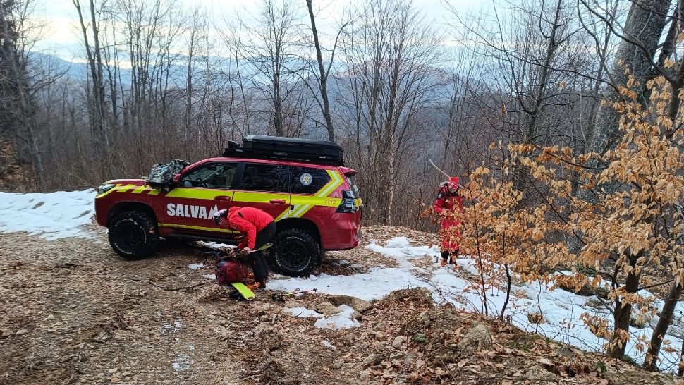 Doi ucraineni, tată și fiu, salvaţi de pe munte de Serviciul Salvamont şi Poliţia de Frontieră