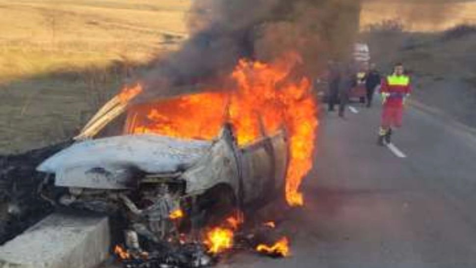 Accident grav pe DJ 107B. O persoană a murit carbonizată