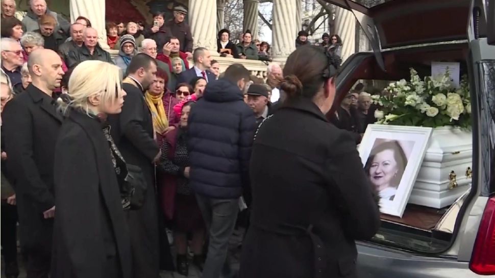 Mioara Roman, înmormântată cu mult fast. Colivă acoperită cu foiță de aur și slujbă cu 4 preoți