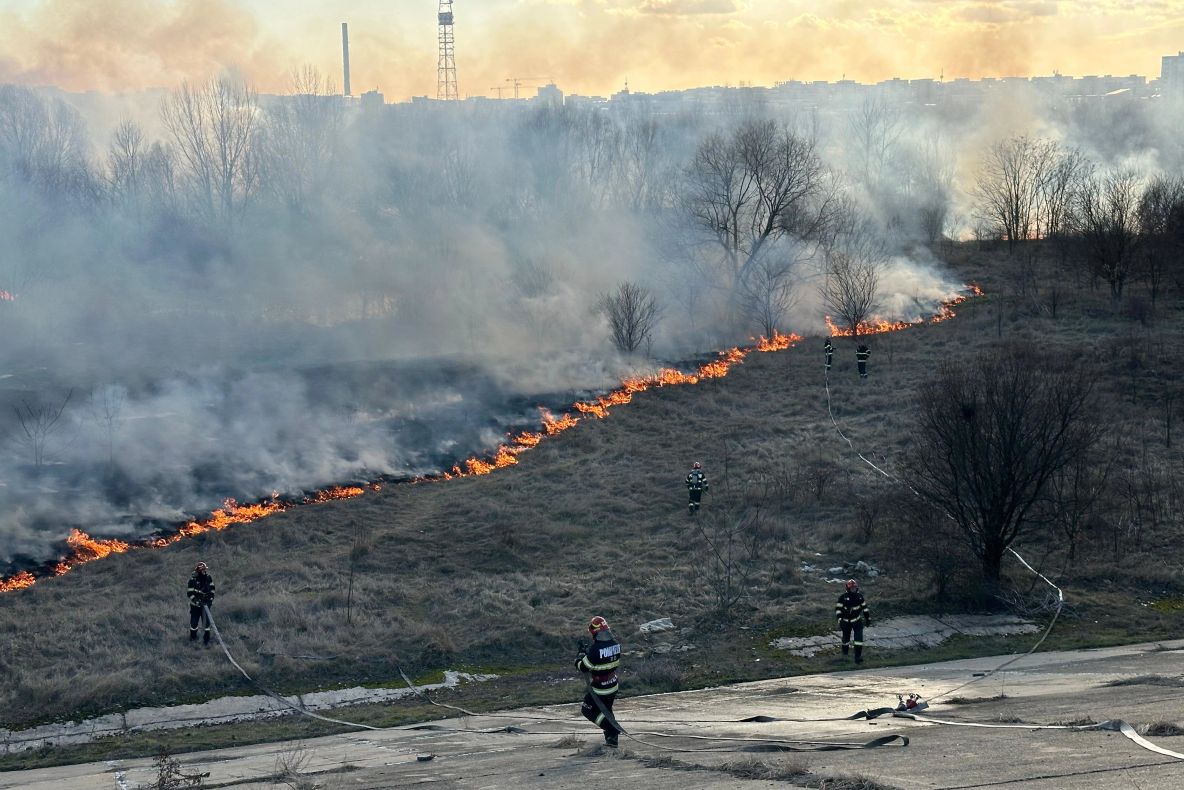 Două aeronave ale Forțelor Aeriene Române acționează la stingerea incendiului de pădure din județul Bacău