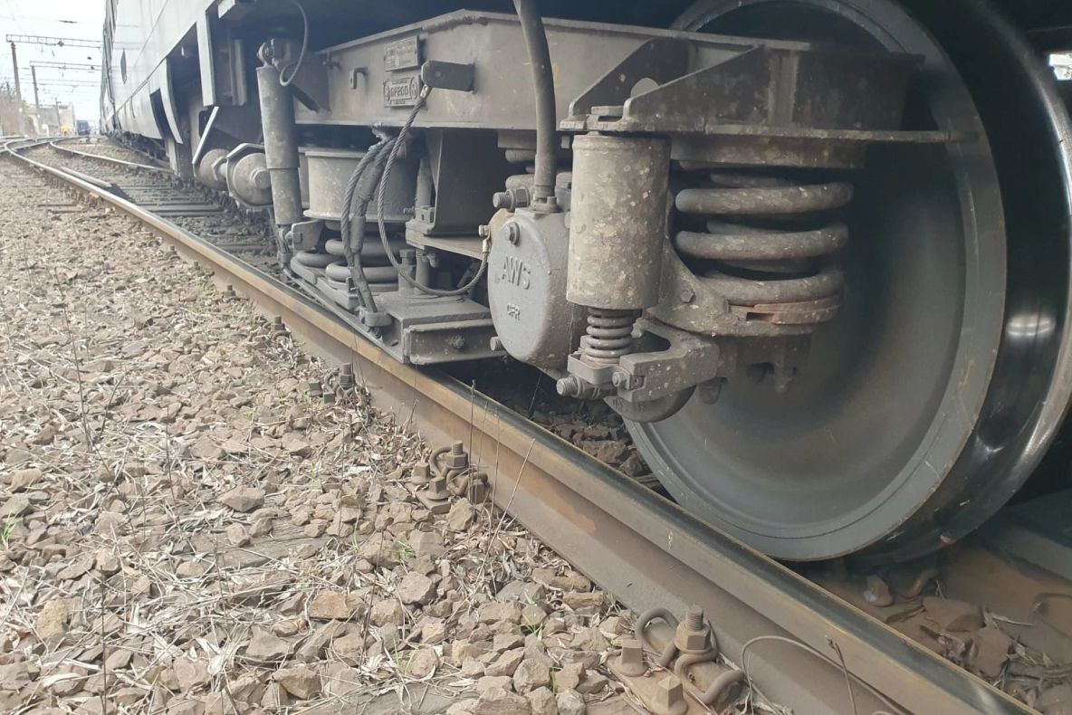  Tren de marfă deraiat, în Vâlcea. Circulația feroviară e oprită până joi