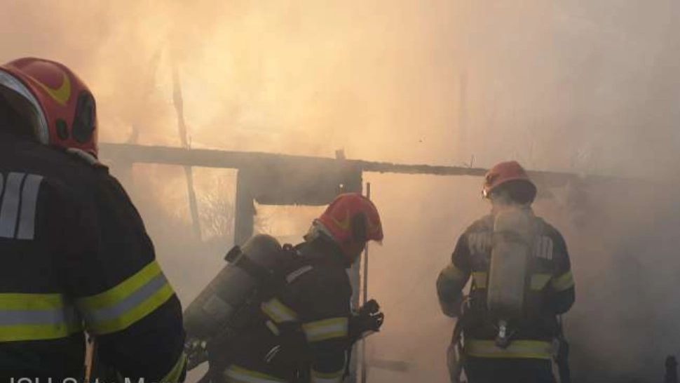 Incendiu grav în Satu Mare. Două cabane din apropierea ştrandului Mihăieni au ars din temelii
