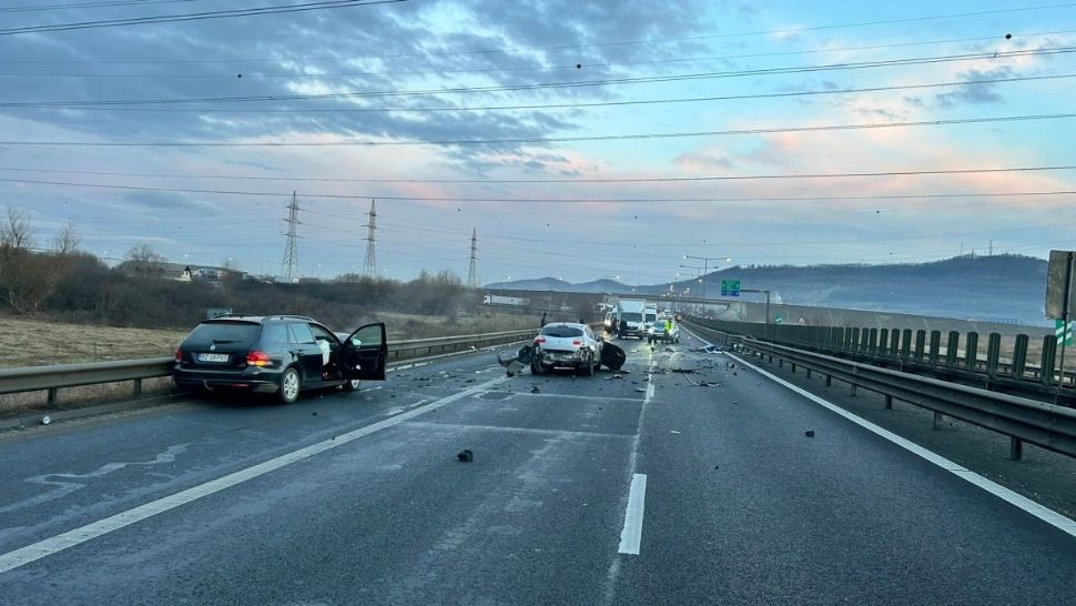 Accident GRAV pe A1 Sebeș – Sibiu. Un șofer s-a dat jos din mașină și a fost lovit în plin de altul