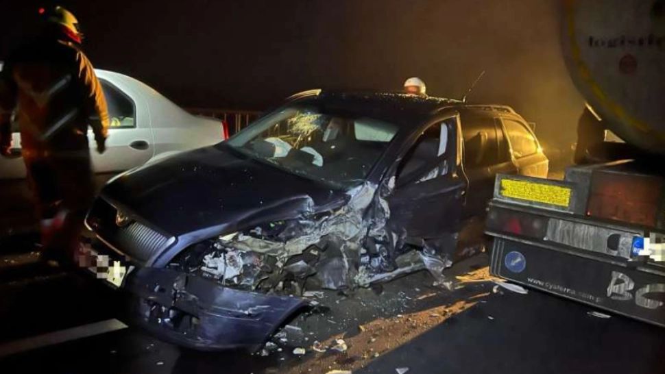 O cisternă încărcată cu 6 tone de GPL și două autoturisme, implicate într-un accident în județul Mureș. 5 persoane, rănite