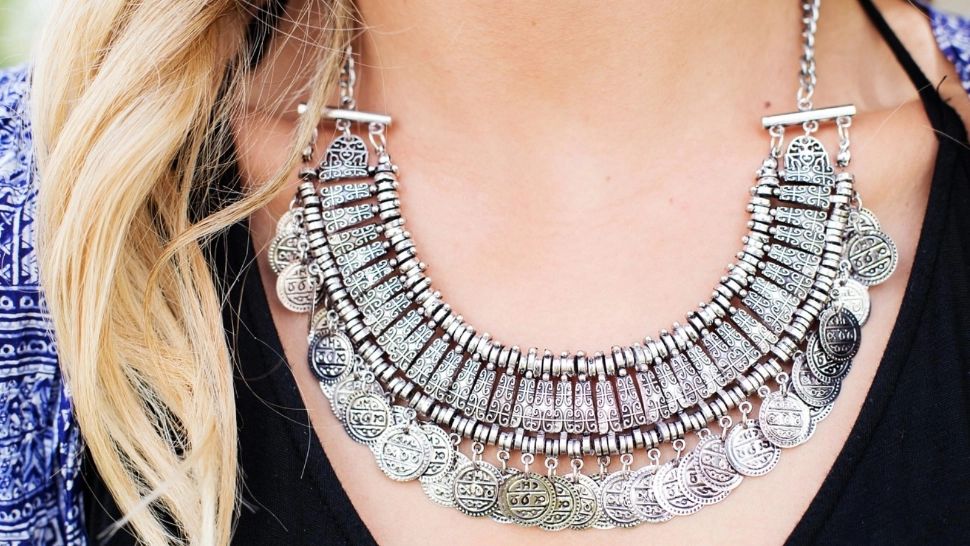 Felul în care bijuteriile de argint își schimbă culoarea când le porți trădează boli grave. Cum recunoști afecțiunile