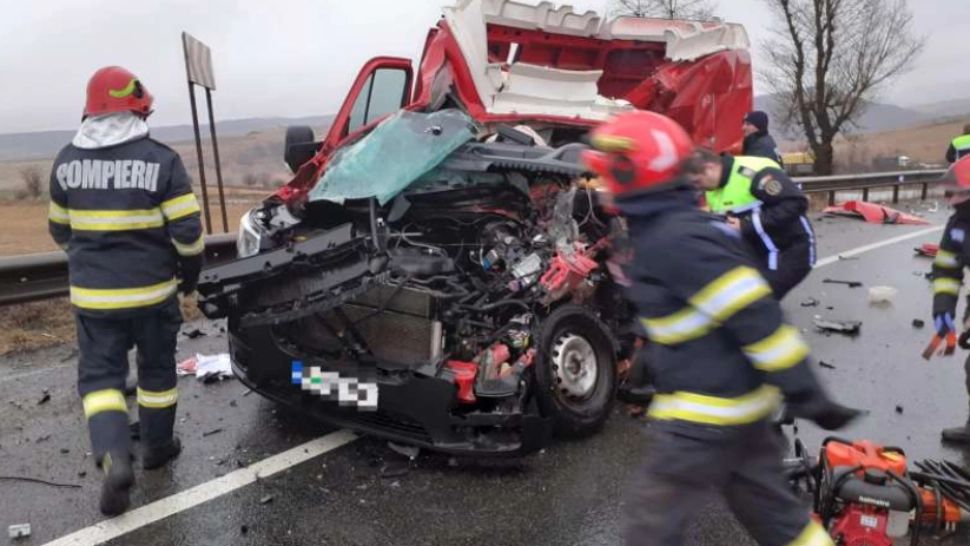 Mașină a Poștei Române, spulberată de un TIR, pe DN 1. Șoferul a murit, iar o altă persoană a ajuns la spital: imagini șocante 