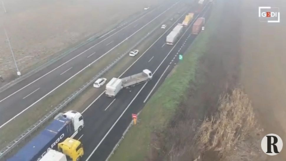 Carambol cu 150 de mașini pe o autostradă din Italia. Cel puțin 3 morți și zeci au fost răniți: care a fost cauza  VIDEO