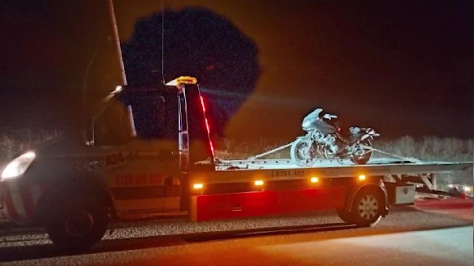 A vrut să-și impresioneze iubita cu o plimbare cu motocicleta, dar au ajuns amândoi la spital. Bărbatul era beat și nu avea permis