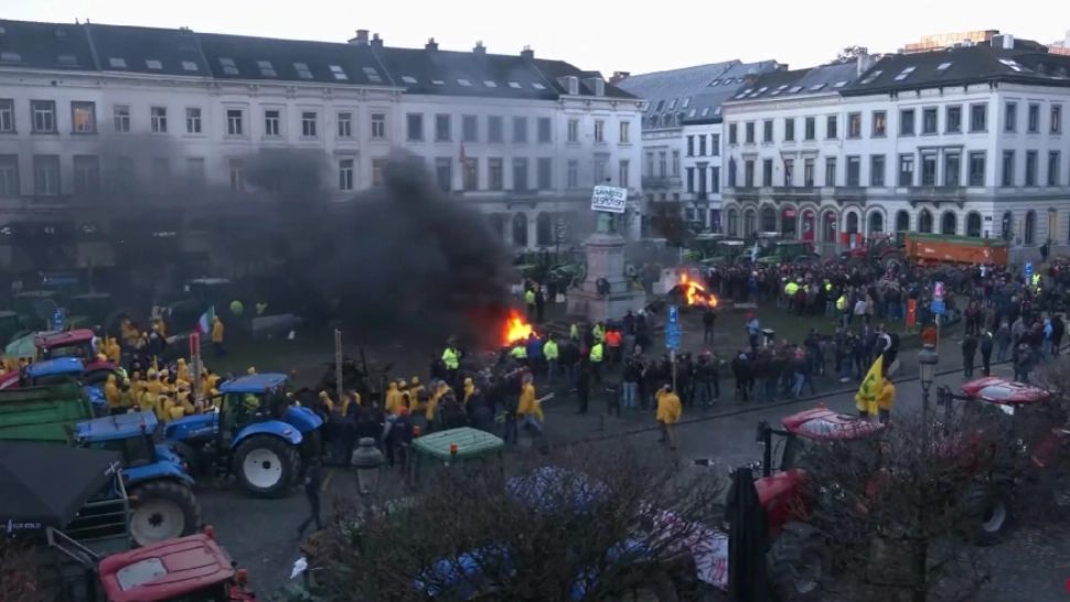 Fermierii au aprins focul în fața Parlamentului European! Tensiuni la cote maxime în ziua summit-ului european extraordinar - VIDEO