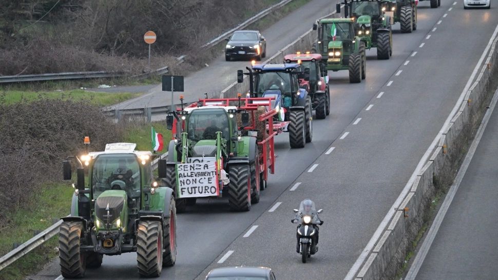 După Paris este pe cale să cadă și Roma!  Agricultorii, în drum spre capitala Italiei pentru a-şi prezenta revendicările guvernului