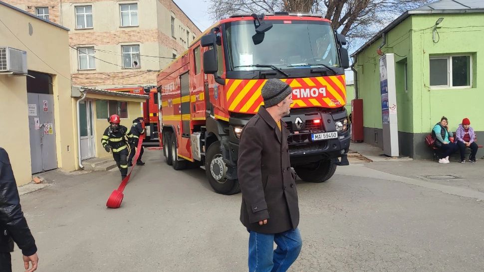 O mașină de pompieri care venea de la inundațiile din Covasna, implicată într-un accident rutier în Vaslui. Șoferul și alte două persoane au ajuns la spital