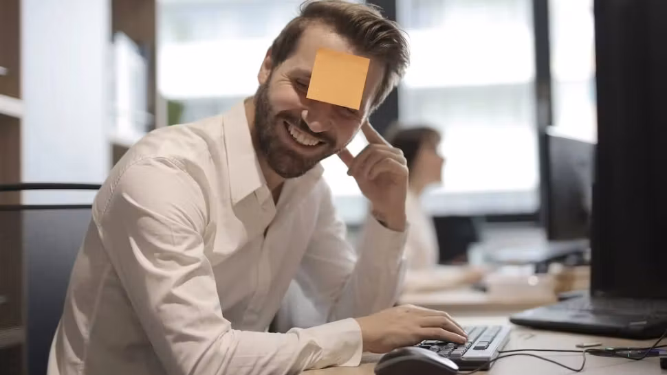 Un angajat concediat pentru că nu era “amuzant” a obținut despăgubiri-record de jumătate de milion de euro