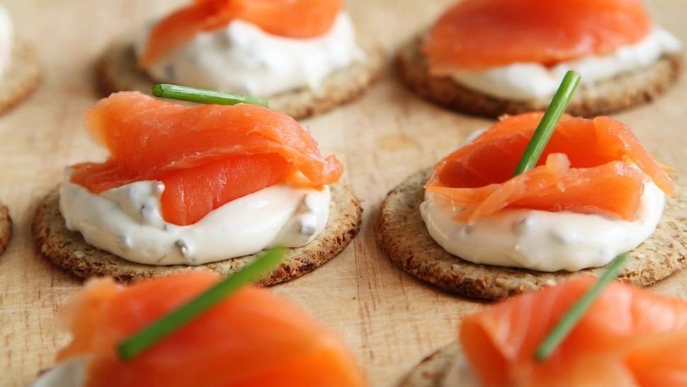 Festin culinar ca recompensă pentru consilierii locali din Brașov: ce conțin meniurile de lux care se vor servi la primrie