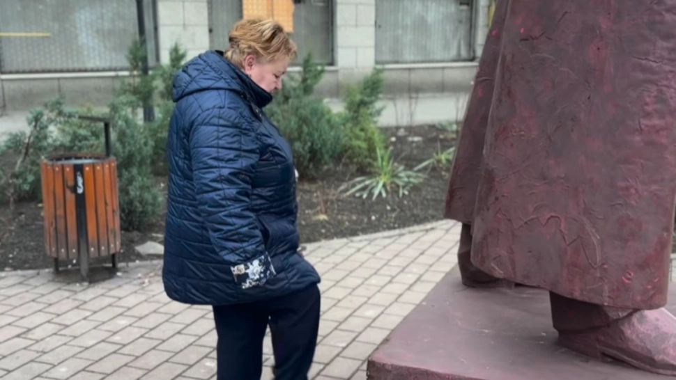 O femeie s-a apucat să lovească cu picioarele o statuie din Iași pentru că nu-i plăcea opera de artă. Polițiștii au deschis o anchetă