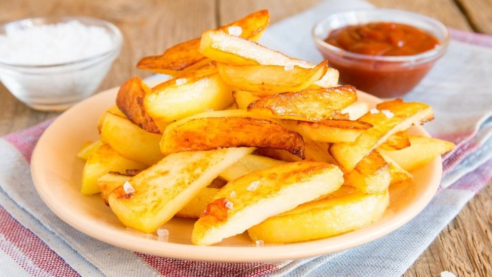 Greșeala pe care o fac aproape toți românii. Când trebuie pusă, de fapt, sarea pe cartofii prăjiți