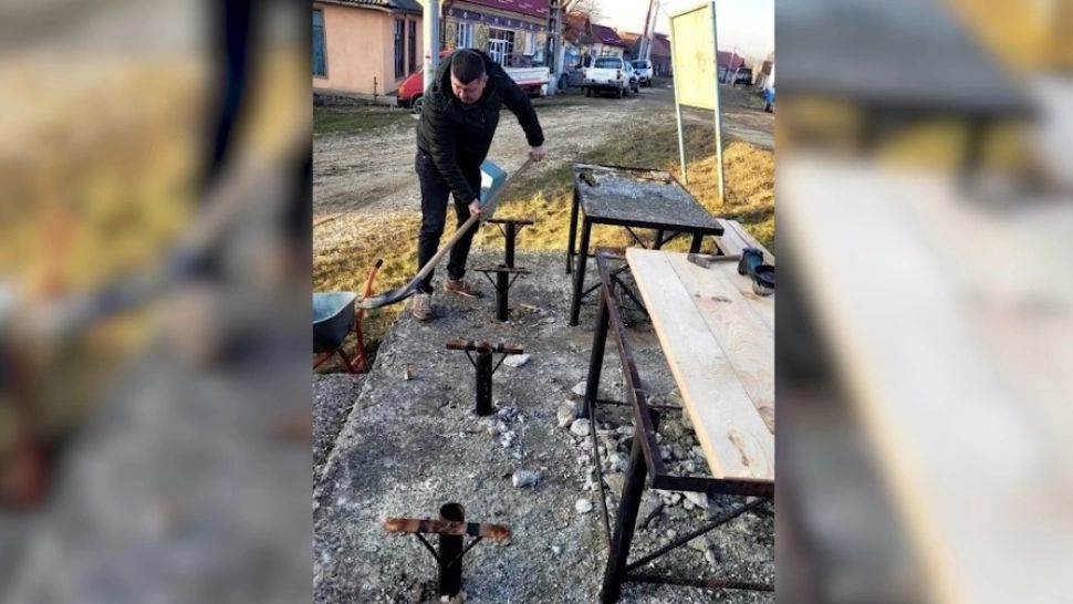 Nicio faptă bună nu rămâne nepedepsită: Un bărbat, sancționat pentru că a reparat băncile din sat