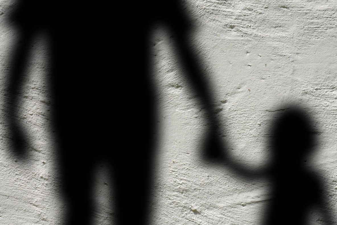 Polițist și pompier, trimiși în judecată pentru viol: copile de 12 ani, abuzate și filmate. Șocant ce au găsit anchetatorii în laptopul agentului 