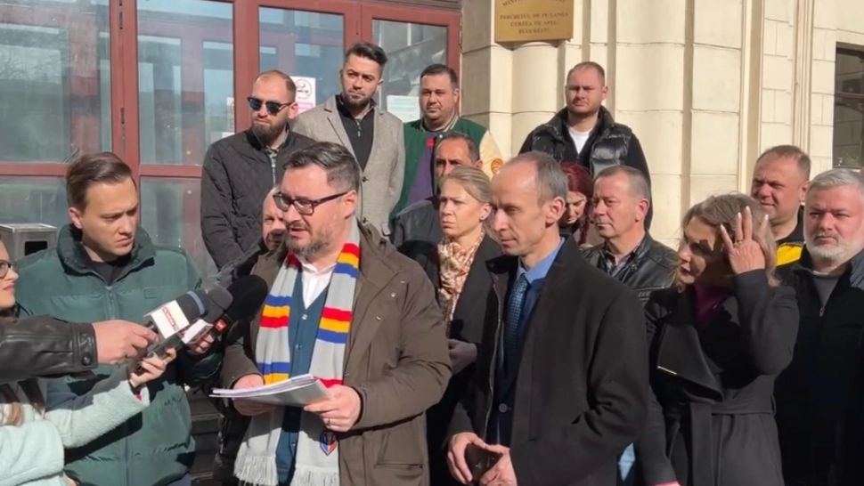 AUR l-a reclamat pe Klaus Iohannis la Parchetul General, pentru deplasările în străinătate