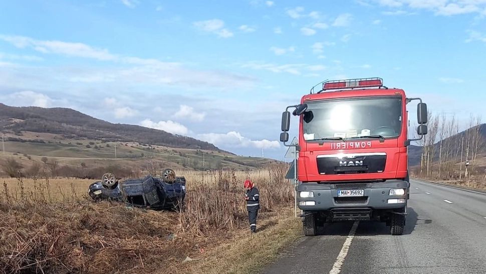 Accident grav pe DN 15A, în Bistrița Năsăud, între două autoturisme. Cinci oameni au fost răniți FOTO