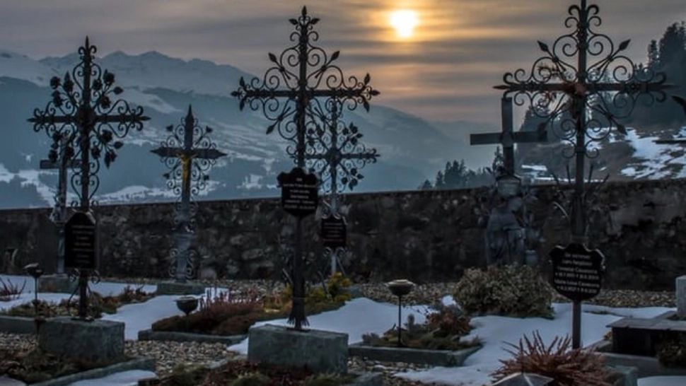 Vizita la cimitir, încheiată la spital de un bărbat beat, după ce crucea a căzut peste el - FOTO