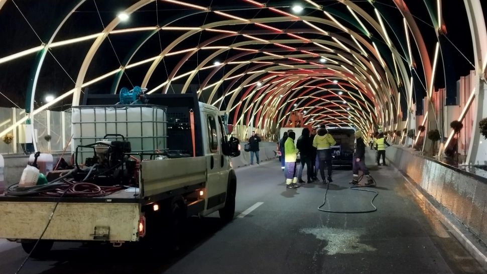 Toate podurile din sectorul 4 au fost spălate și igienizate - FOTO