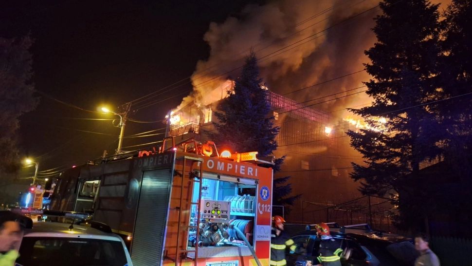 Explozie urmată de incendiu la un imobil din Sectorul 5. Patru victime, transportate la spital - FOTO/VIDEO