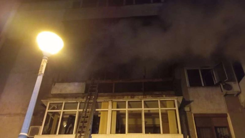 La un pas de tragedie. De la ce a fos în pericol de incendiu un întreg bloc din Galați. Pompierii au reușit să evacueze toți locatarii VIDEO