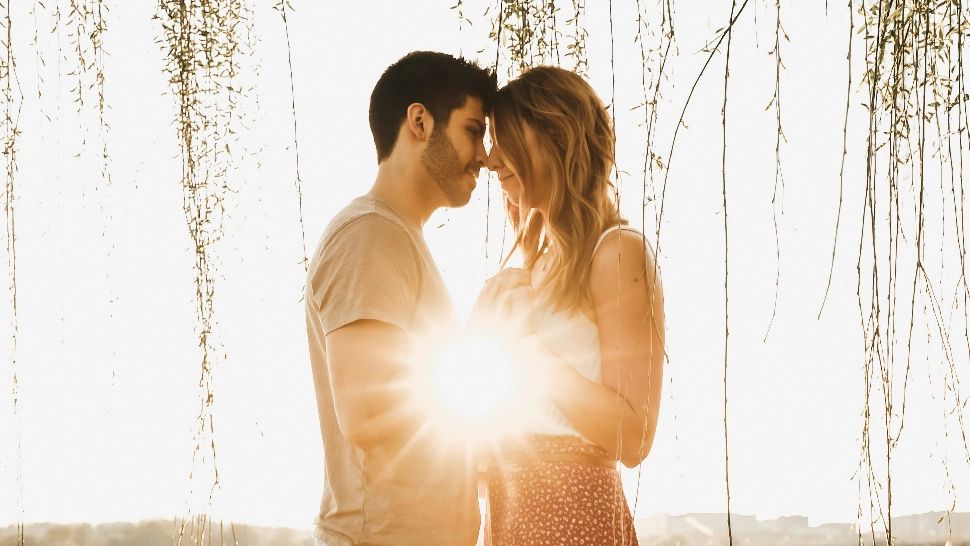 Bărbații sunt înnebuniți după aceste 8 lucruri la o femeie. Care este atuul suprem: nimeni nu îi poate rezista