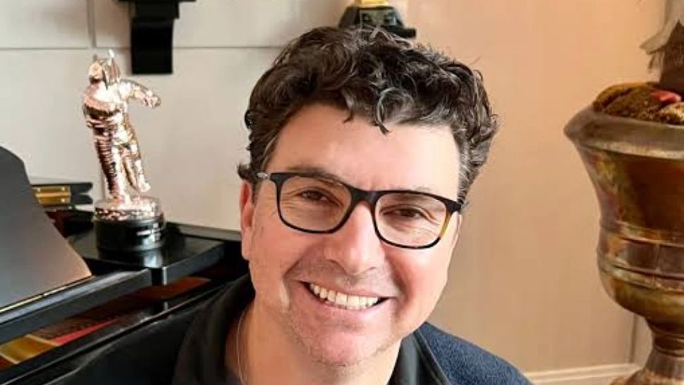 Record stabilit de un român. A câștigat al 5-lea premiu Grammy pentru cel mai bun album, alături de Taylor Swift