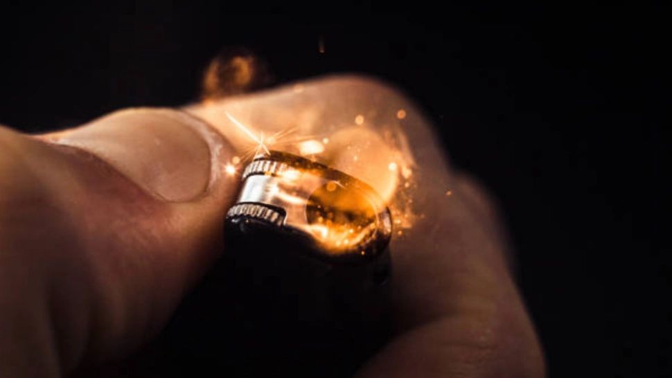 Caz revoltător, într-o localitate din Vâlcea! Un bărbat a fost incendiat de 3 tineri. IMAGINI surprinse de camerele de supraveghere