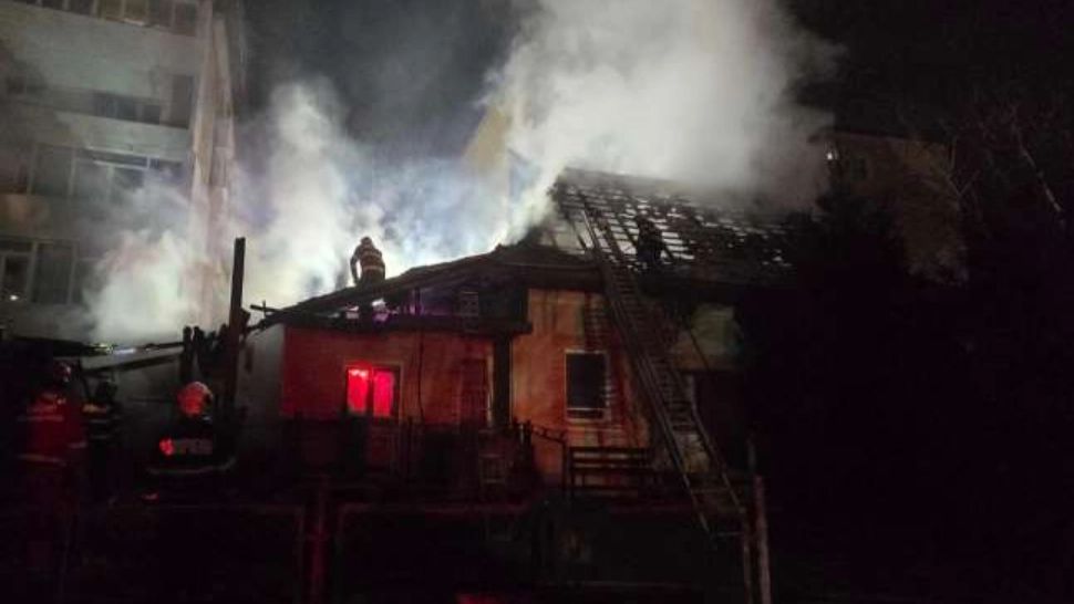 Casă parohială, distrusă într-un incendiu pornit de la o candelă. Risc de extindere la un bloc de locuințe