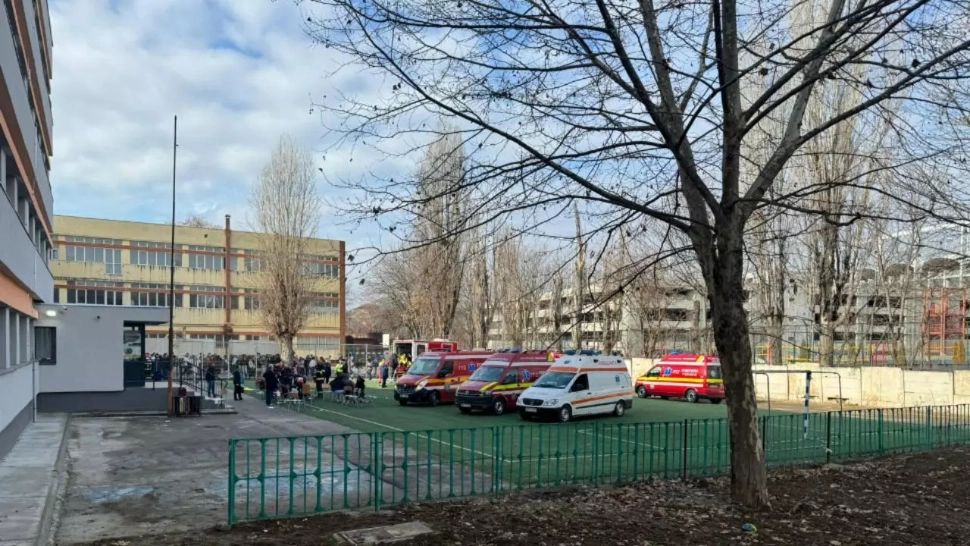 Dosar penal pentru elevul care a dat cu spray lacrimogen la colegiul Leonida din București. Zeci de copii au avut nevoie de îngrijiri