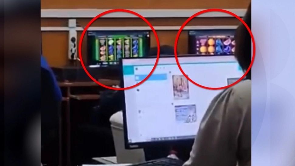 Elevii joacă la păcănele în timpul orelor sub privirile indiferente ale profesoarei. Scandal la un liceu din Târgu Jiu