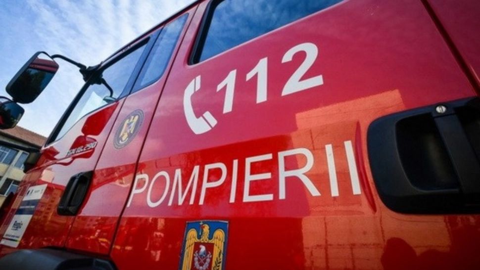 Incendiu de vegetaţie la marginea oraşului Bălan, Harghita! Pericol de extindere la o pădure