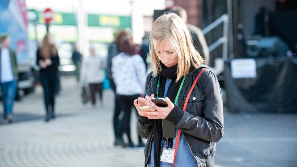 Decizie radicală, într-un oraș din Uniunea Europeană. Primăria a interzis telefonul mobil pe stradă