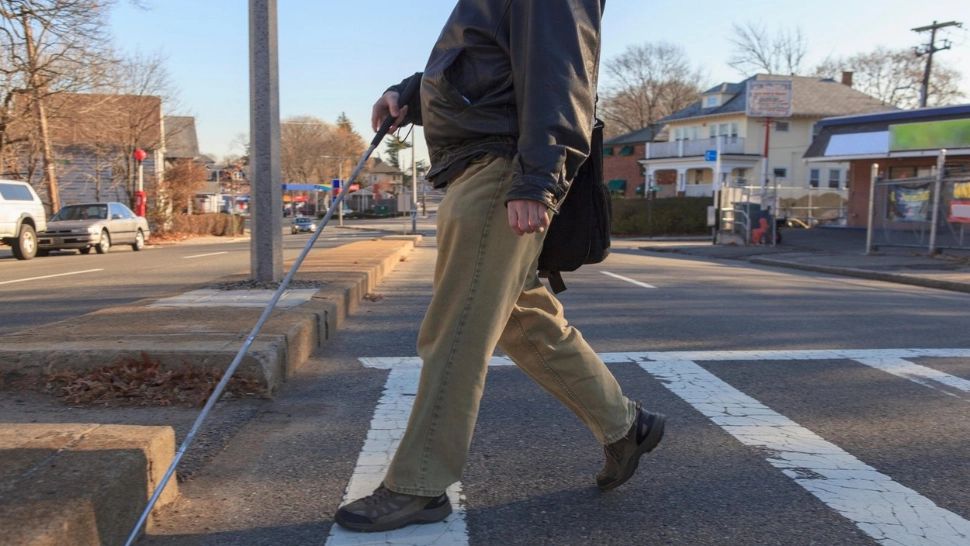 INCREDIBIL! Timp de 34 de ani s-a prefăcut orb ca să încaseze pensia de handicap. Cum a fost prins