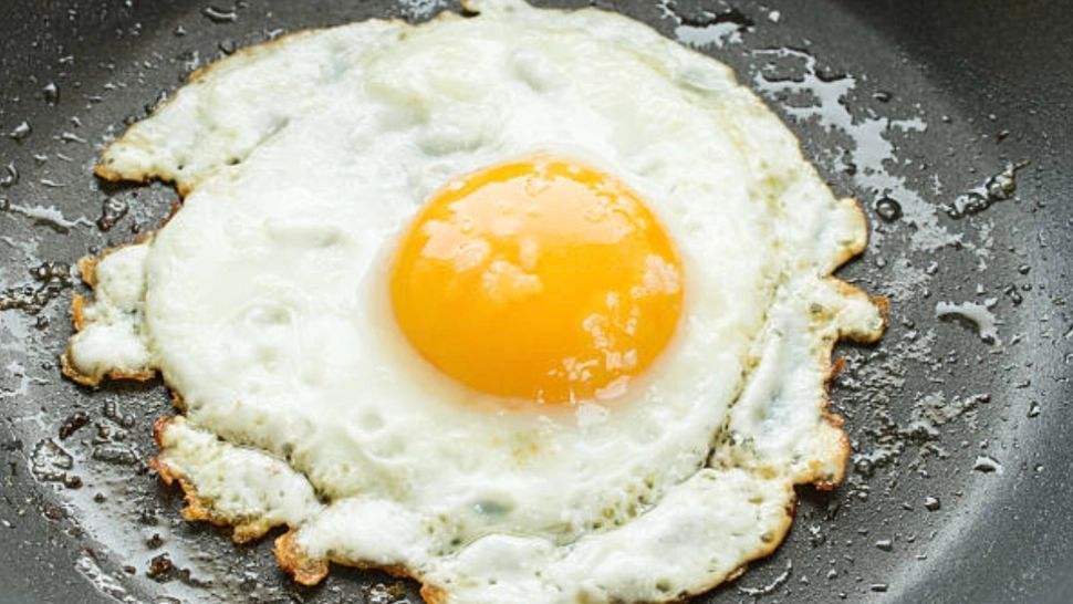 Unde greșești când prăjești ouă. Greșelile care pot strica și cea mai simplă rețetă de mâncare