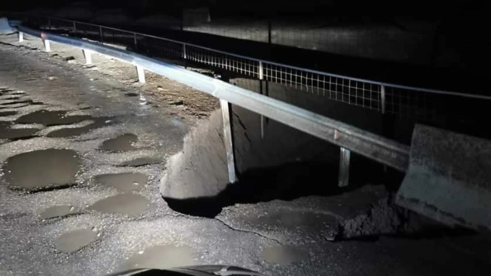 Un pod s-a surpat din cauza creșterii râului Suceava. Circulația a fost deviată