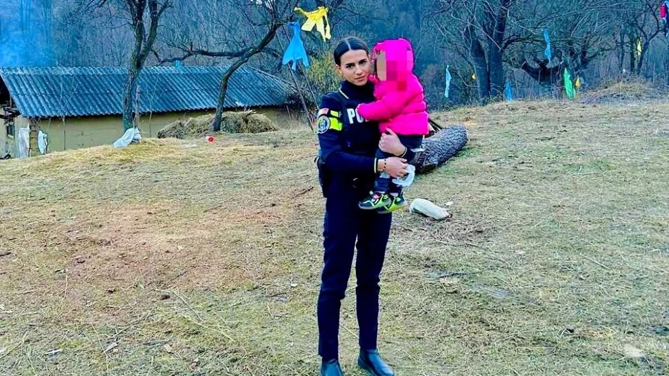 O fetiță de doar 2 ani a fost răpită, în Vrancea, de iubitul mamei. Bărbatul amenința că o omoară. Cum au reușit polițiștii să intervină