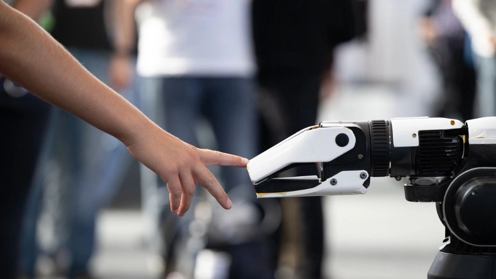 Primul copil AI, creat de cercetătorii chinezi! Micuța Tong Tong e capabilă de emoții și poate îndeplini diverse sarcini