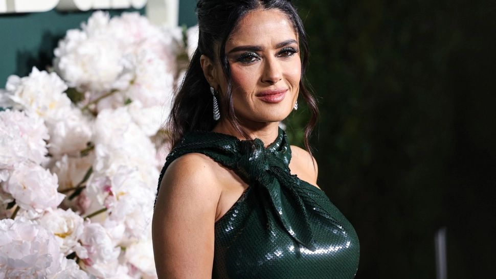 Trucul extraordinar de simplu prin care Salma Hayek își maschează firele albe de păr - VIDEO