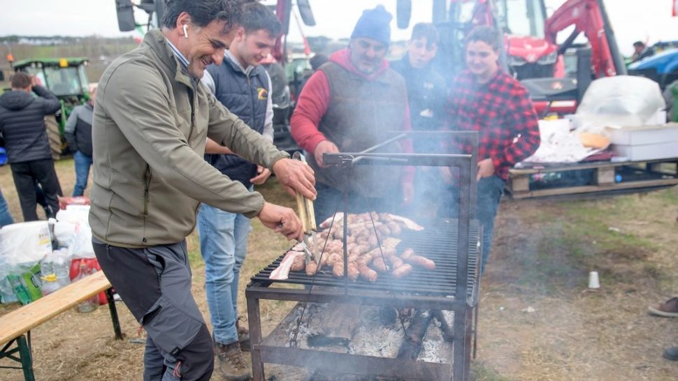 Cum se prăjesc corect CÂRNAŢII. Secretul care îi face delicioşi și pe care mulți nu-l știu!