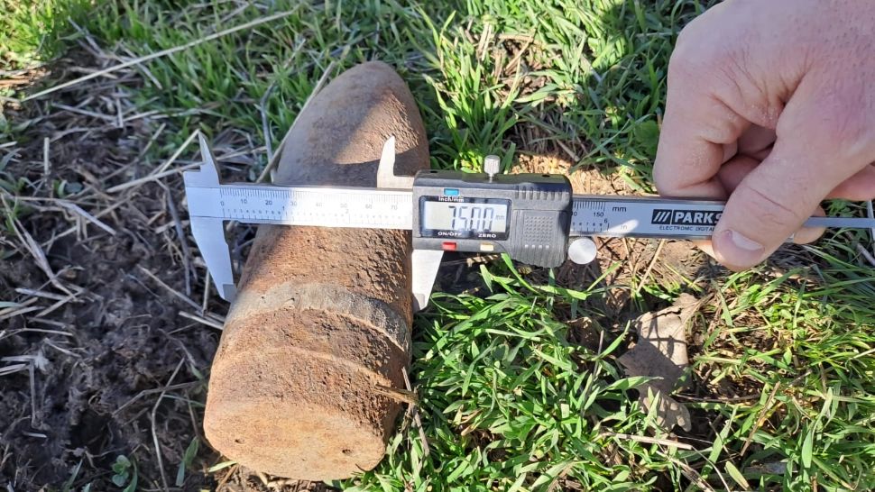 Proiectil de tun, neexplodat, găsit de un agricultor pe câmp, în timp ce ara cu tractorul
