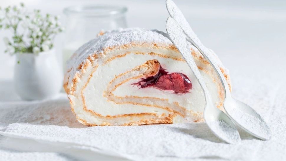 Ruladă Pavlova cu cremă de frișcă și căpșune. Nu mai aștepta și prepar-o chiar astăzi!