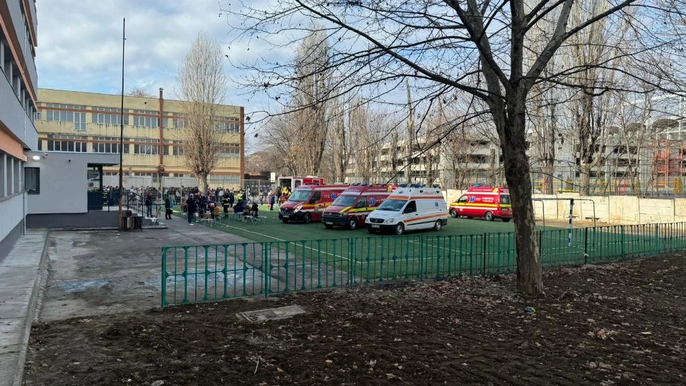 Alertă la un liceu din Capitală. 25 de elevi au fost transportați la spital după ce un coleg a dat cu spray lacrimogen în holul școlii - VIDEO
