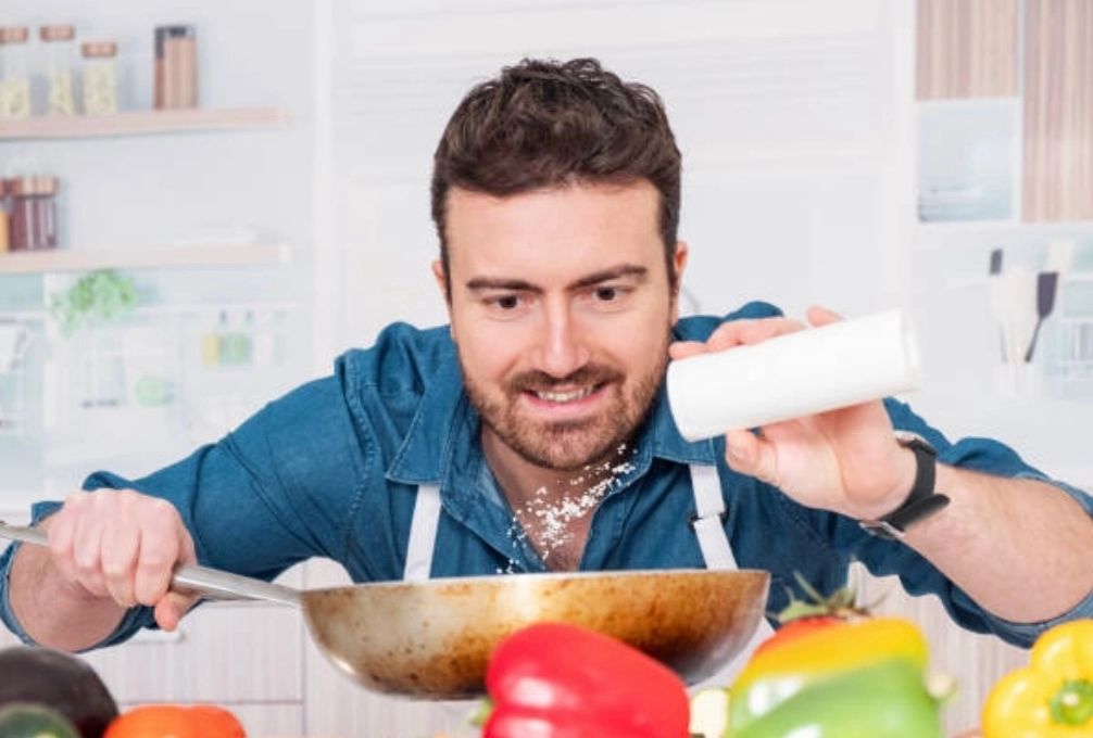 Ți-a ieșit mâncarea prea sărată? Trucul simplu prin care poți repara preparatul