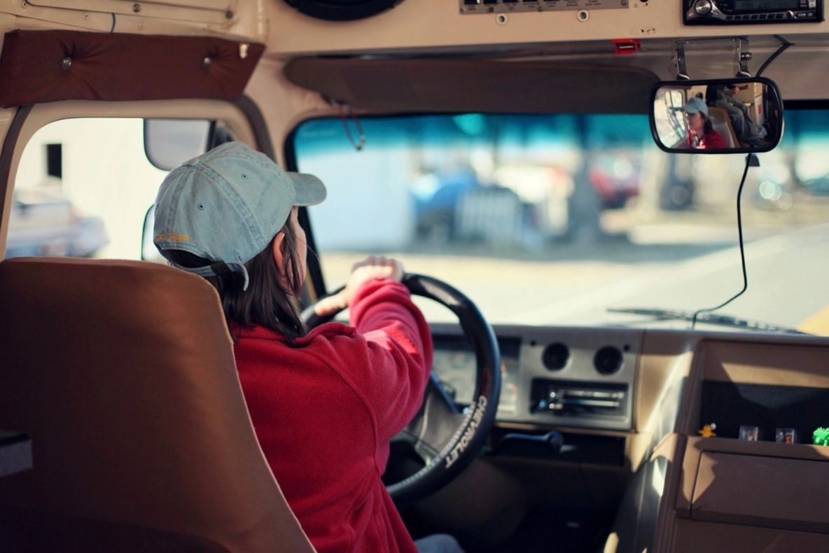 Câți pasageri au voie să transporte în mașină, de fapt, șoferii începători? 