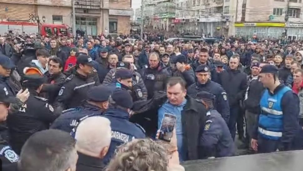 Incidente la mitingul anti extremism de la Suceava. Omul Dianei Șoșoacă, scos cu forța de jandarmi de lângă scenă