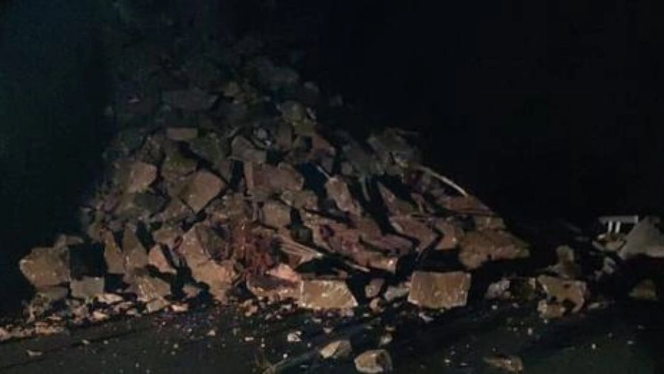 Pericol uriaș pe Transalpina. Trafic blocaj din cauza unor căderi masive de stânci