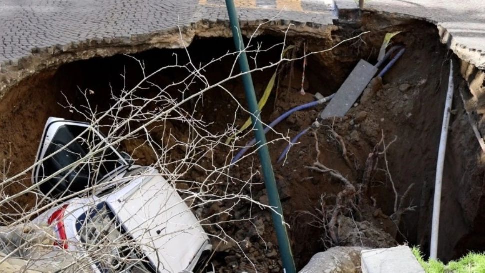 Două mașini înghițite de asfalt, după ce o stradă s-a prăbușit în Italia. Întreaga zonă a fost evacuată